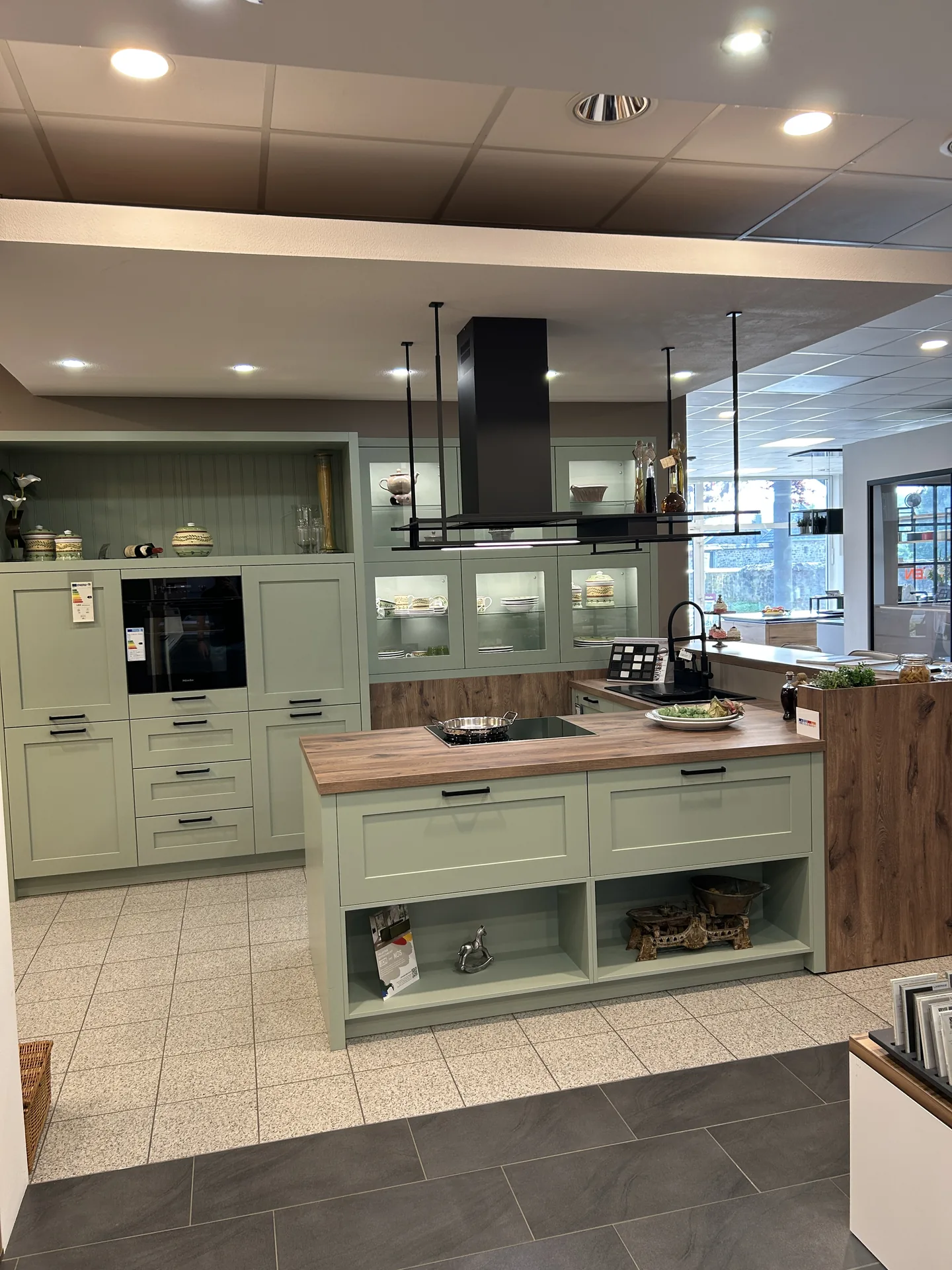 Häcker Hampton Esche Landhausküche in Pastellgrün