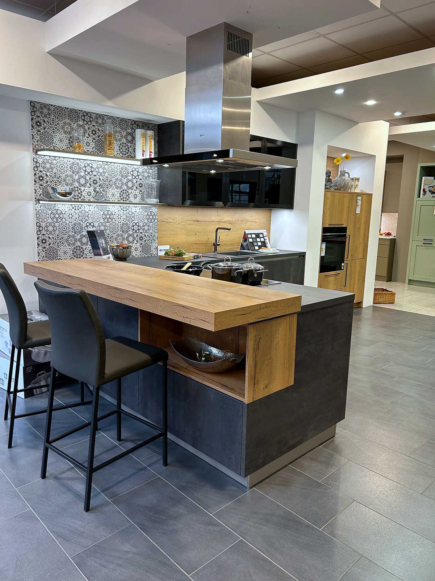 Elementa AV 1070 GL / AV 1097 moderne L-Küche mit Theke