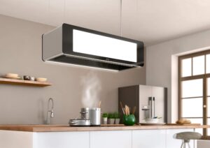 Die 5 wichtigsten Elektrogeräte in der Küche: helle Küche mit Berbel Inselhaube und Kühlschrank