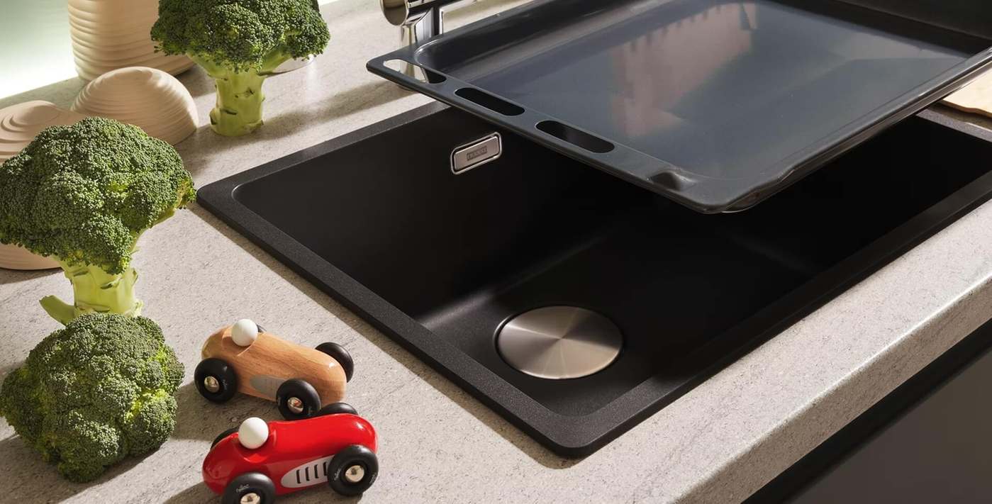 Franke Küchenausstattung: Schwarze Franke Fragranit Spüle mit Abdeckung in heller Arbeitsplatte