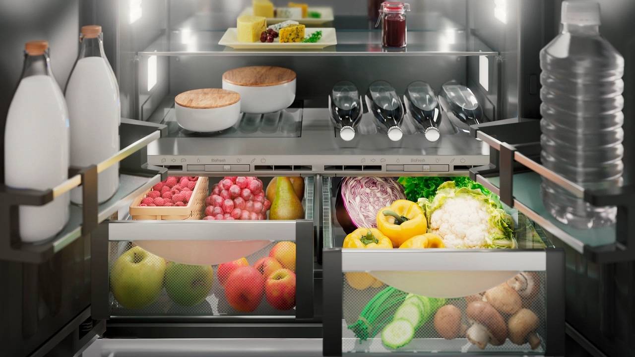Innenraum eines Liebherr French-Door-Kühlgeräts mit Lebensmitteln