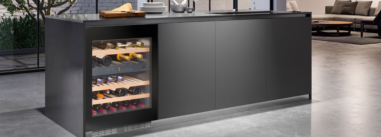 Liebherr Weinschrank zum Unterbau in einer dunklen Kochinsel