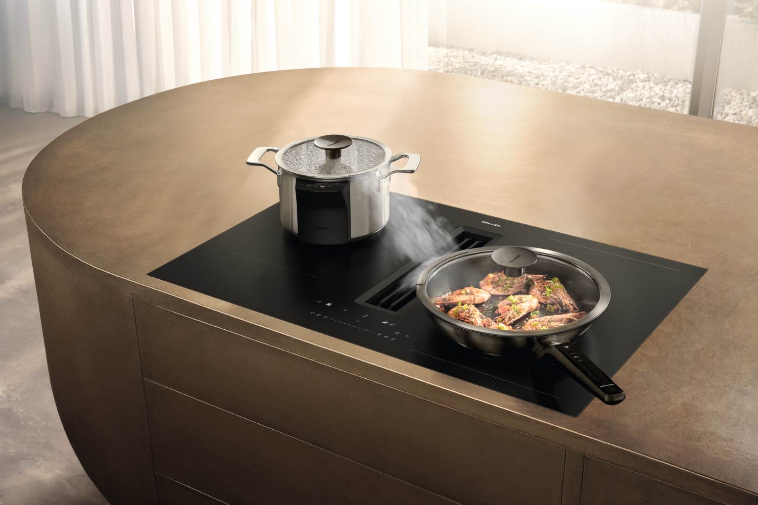 miele hausgeräte Miele Induktionskochfeld mit integriertem Dunstabzug KMDA 8683 FL an einer Kochinsel