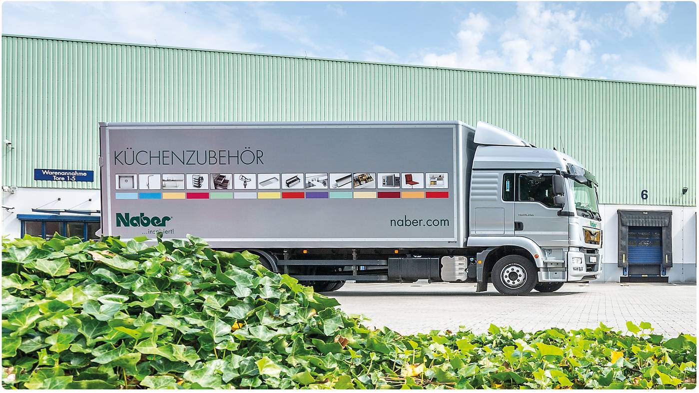 Lkw mit Naber Schriftzug vor dem Logistikzentrum