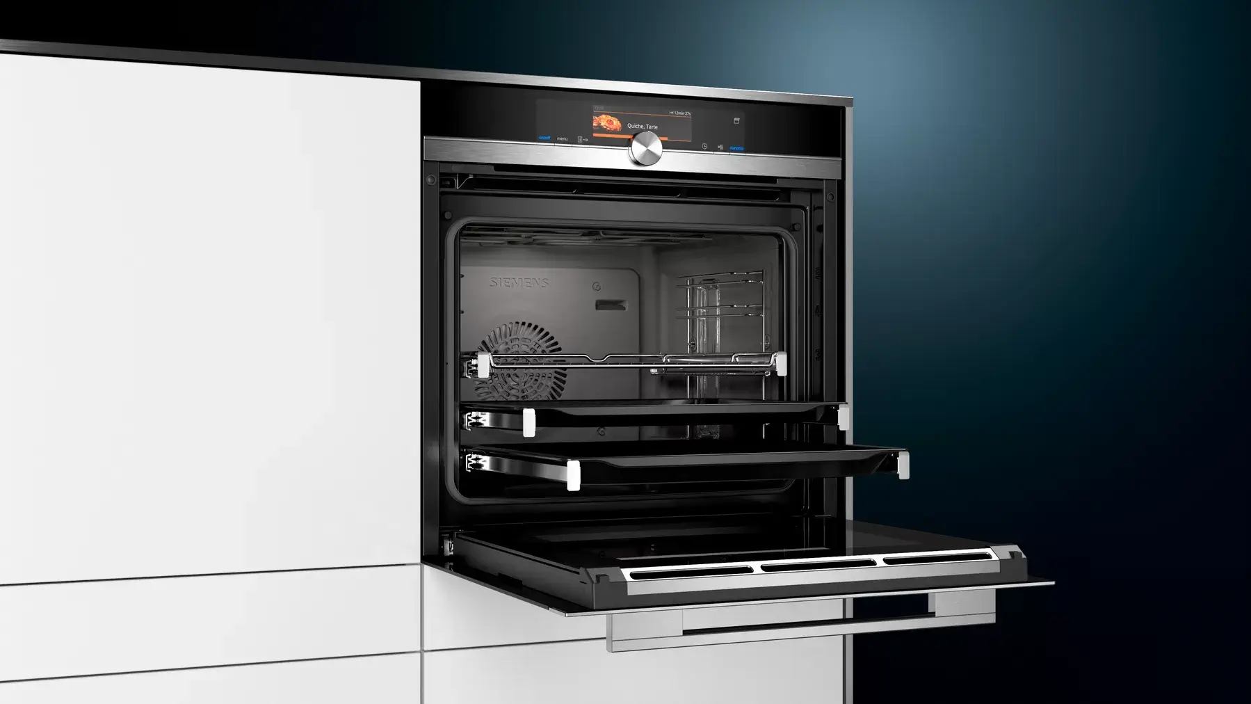 Geöffneter Siemens Einbau-Dampfbackofen in weißer Küchenzeile